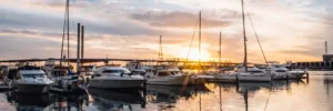 Motor- und Segelyachten im Hafen bei Sonnenaufgang – Vorbereitung auf die neue Bootssaison nach dem Auswintern