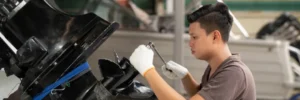 Mechaniker überprüft den Propeller und den Antrieb eines Bootsmotors bei der Wartung vor dem Einwintern.
